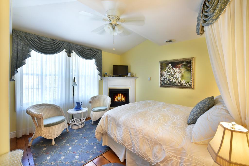 Brockamour Manor Bed And Breakfast Ниагара-он-те-Лейк Экстерьер фото