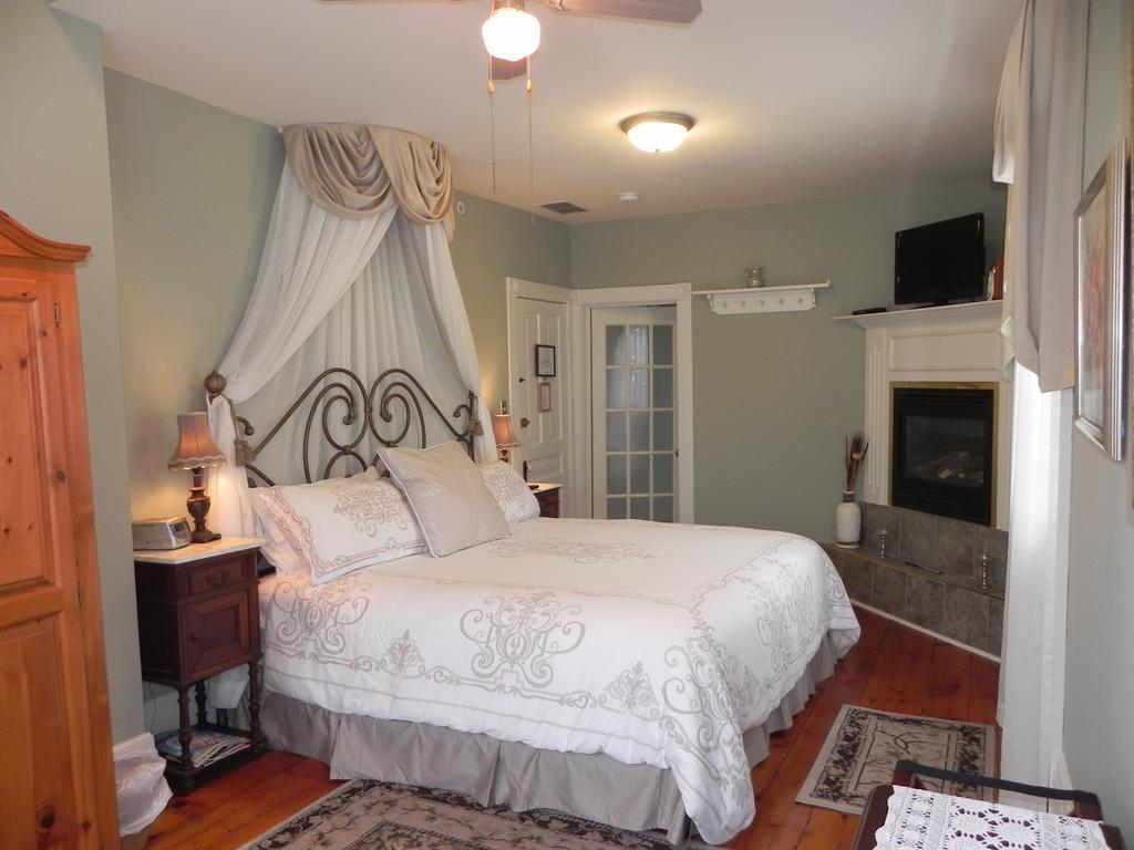 Brockamour Manor Bed And Breakfast Ниагара-он-те-Лейк Экстерьер фото
