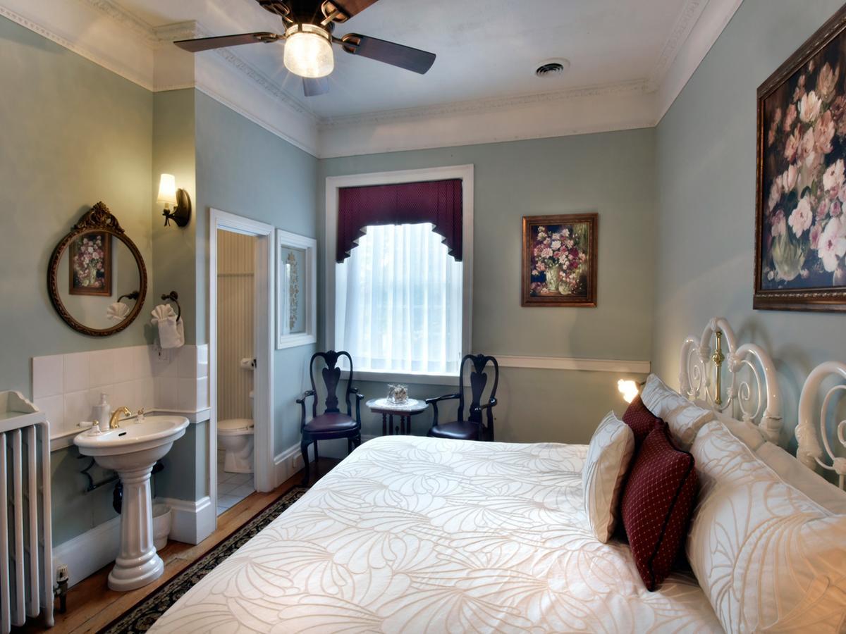 Brockamour Manor Bed And Breakfast Ниагара-он-те-Лейк Экстерьер фото