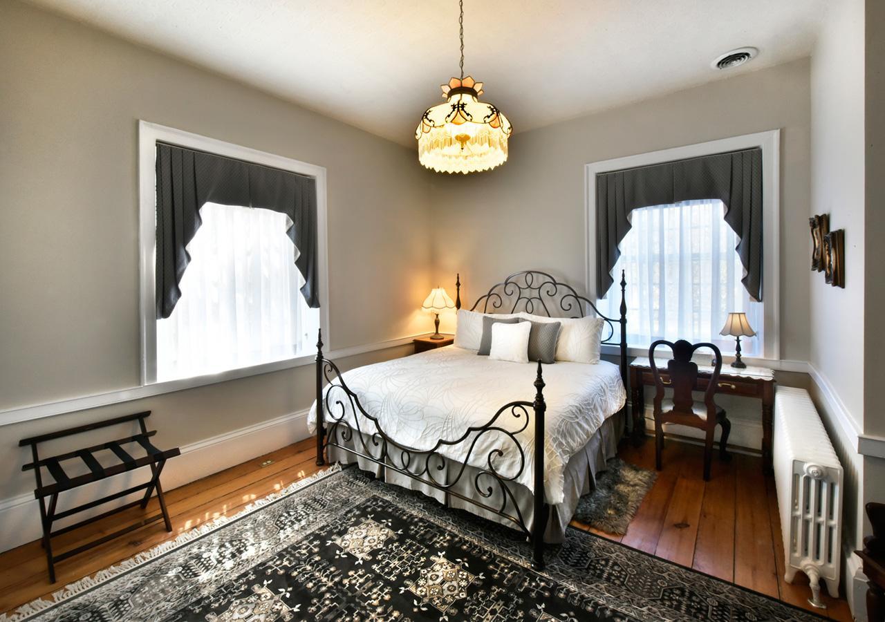 Brockamour Manor Bed And Breakfast Ниагара-он-те-Лейк Экстерьер фото