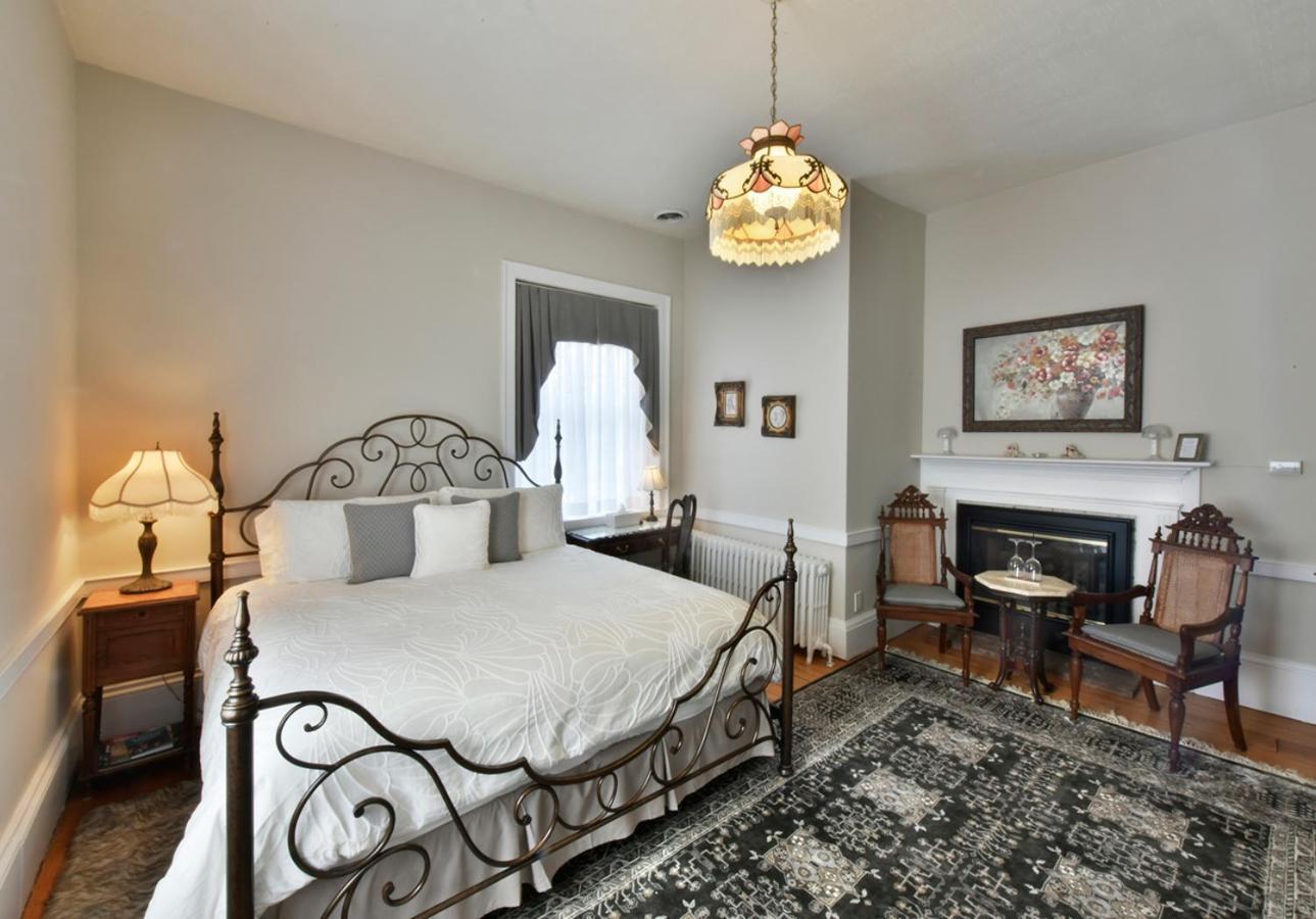 Brockamour Manor Bed And Breakfast Ниагара-он-те-Лейк Экстерьер фото
