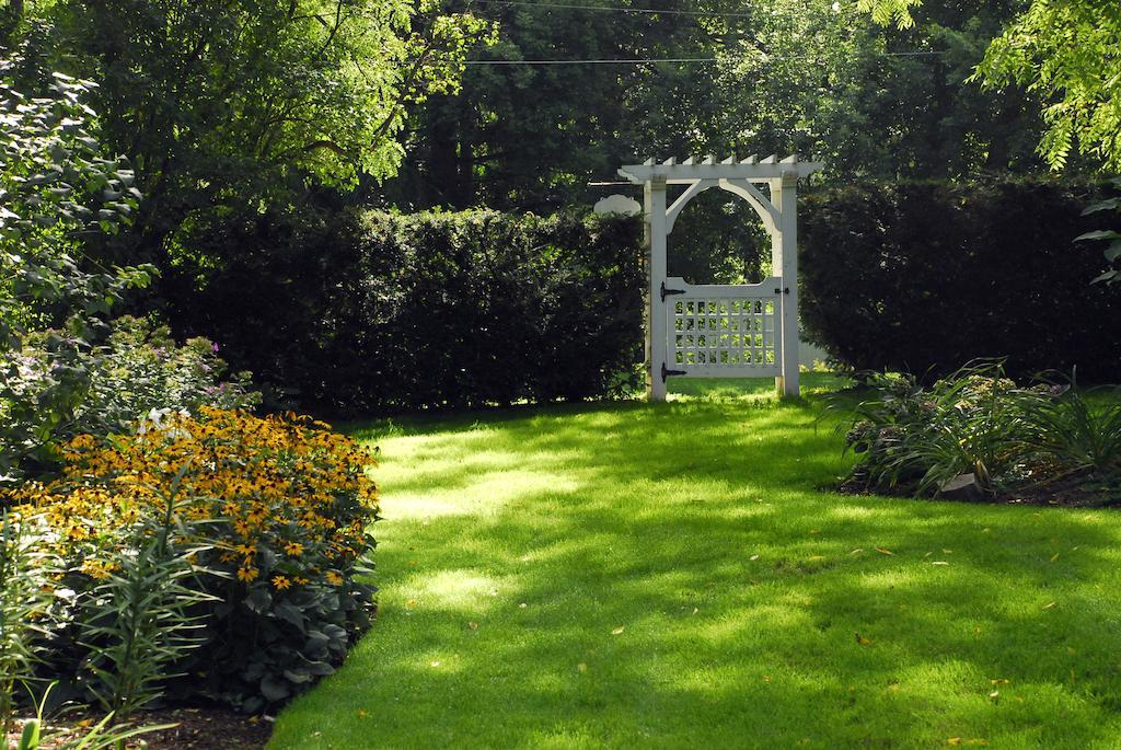 Brockamour Manor Bed And Breakfast Ниагара-он-те-Лейк Экстерьер фото