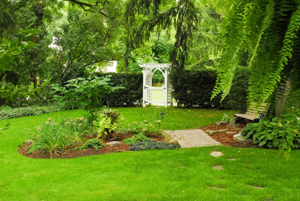 Brockamour Manor Bed And Breakfast Ниагара-он-те-Лейк Экстерьер фото