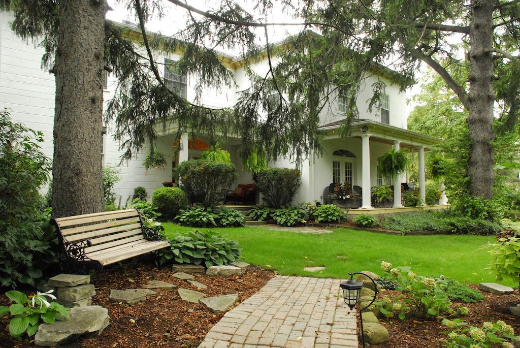 Brockamour Manor Bed And Breakfast Ниагара-он-те-Лейк Экстерьер фото