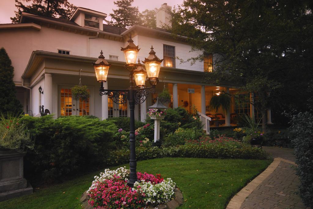 Brockamour Manor Bed And Breakfast Ниагара-он-те-Лейк Экстерьер фото